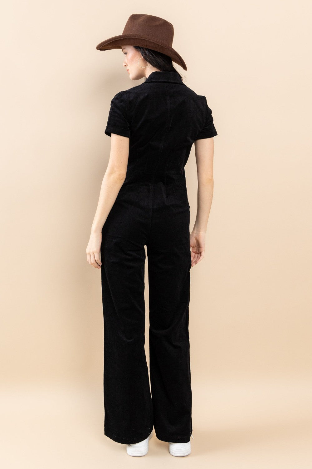 This classic corduroy jumpsuit is the perfect addition to your wardrobe! Crafted from solid corduroy fabric and featuring a zip-up closer and side pockets, it's both stylish and comfortable. Complete with a basic collared design, this jumpsuit is an ideal pick for any fashionista!